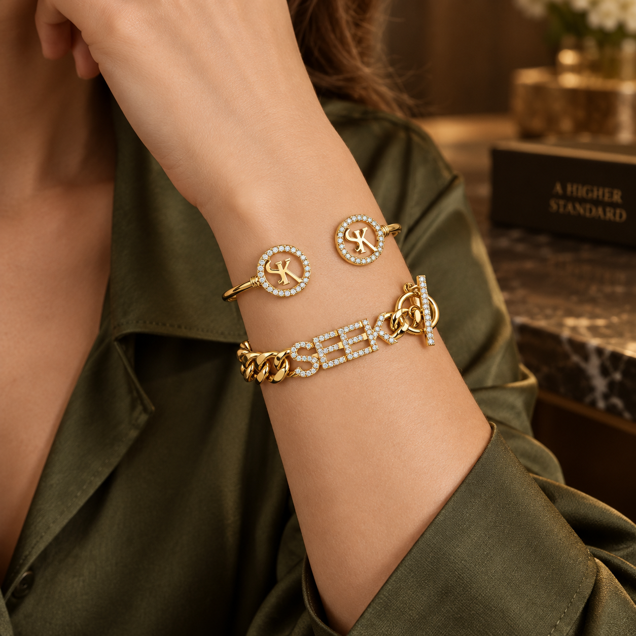 Pulseiras douradas Seek com cravejado